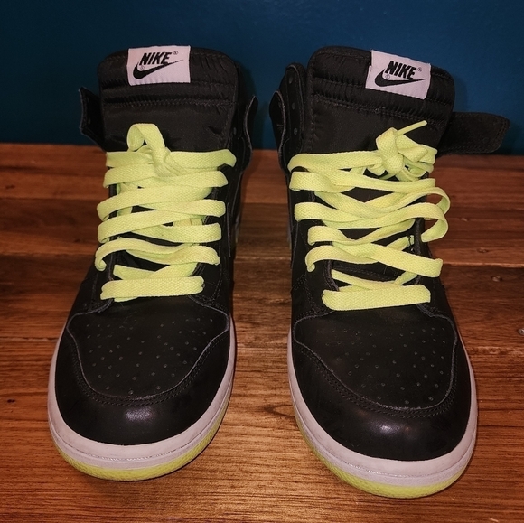 Nike Black and Neon Green Men's Shoes - Picture 4 of 15